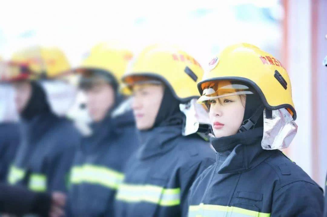 Lính cứu hỏa là tên gọi người làm công việc cứu hộ chữa cháy