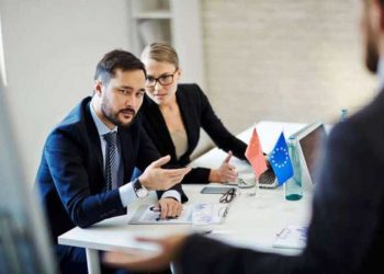 Phiên dịch là chuyển tài liệu từ ngôn ngữ này sang ngôn ngữ khác