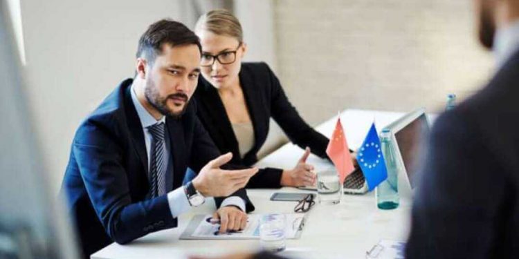 Phiên dịch là chuyển tài liệu từ ngôn ngữ này sang ngôn ngữ khác