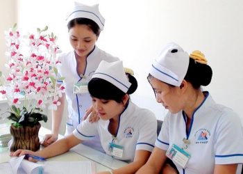 Y tá là ngành nghề đáng kính nhất chăm sóc những người bệnh 