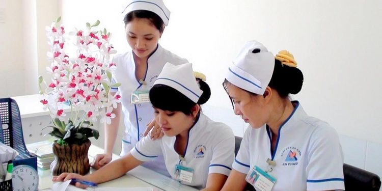 Y tá là ngành nghề đáng kính nhất chăm sóc những người bệnh 