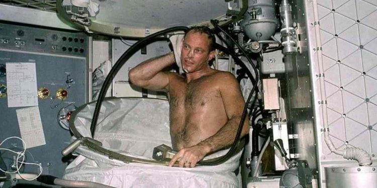 Cuộc sống của phi hành gia có giống như mọi người nghĩ?