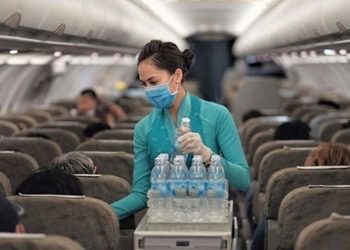 Ảnh hưởng đến mức lương của tiếp viên bao gồm cấp bậc, thâm niên