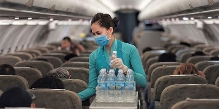 Ảnh hưởng đến mức lương của tiếp viên bao gồm cấp bậc, thâm niên